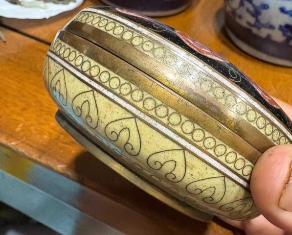 古玩陶瓷花卉紋蓋盒真品鑒賞圖