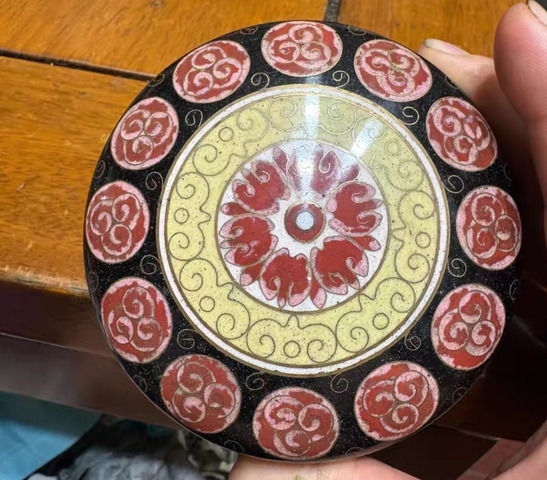 古玩陶瓷花卉紋蓋盒真品鑒賞圖