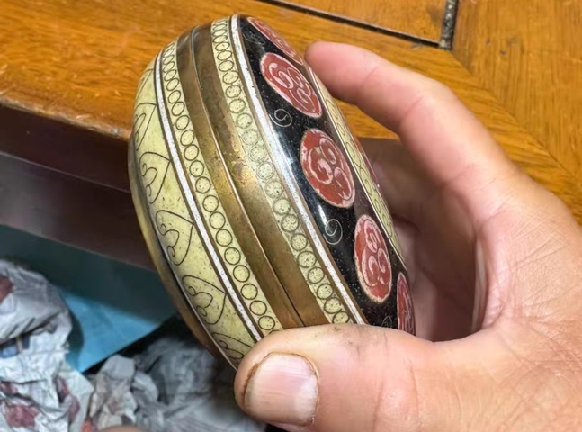 古玩陶瓷花卉紋蓋盒真品鑒賞圖