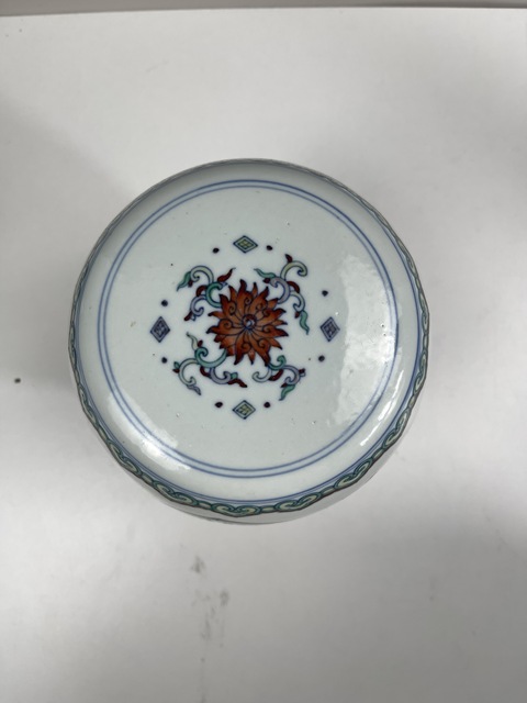 古玩陶瓷斗彩迎手真品鑒賞圖