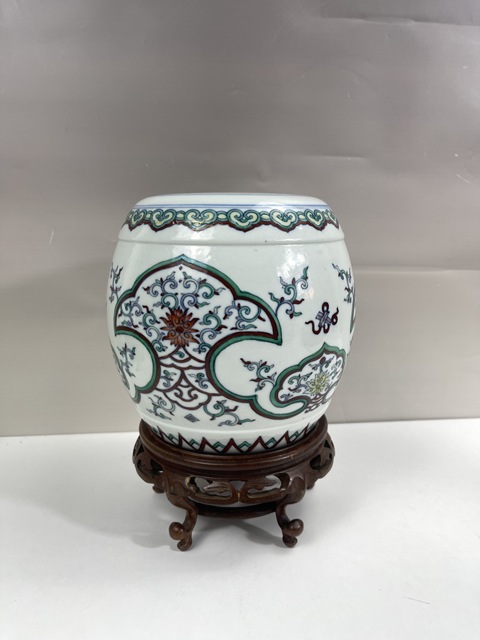 古玩陶瓷斗彩迎手真品鑒賞圖