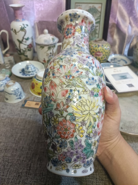 古玩陶瓷創(chuàng)匯粉彩百花不落地盤口瓶拍賣,當前價格1888元