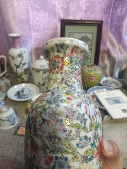 古玩陶瓷創(chuàng)匯粉彩百花不落地盤口瓶拍賣,當前價格1888元