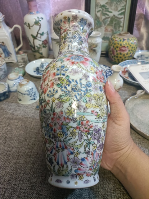 古玩陶瓷創(chuàng)匯粉彩百花不落地盤口瓶拍賣,當前價格1888元
