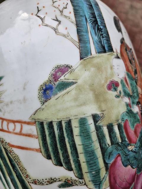 古玩陶瓷清晚期 粉彩人物紋觀音瓶真品鑒賞圖