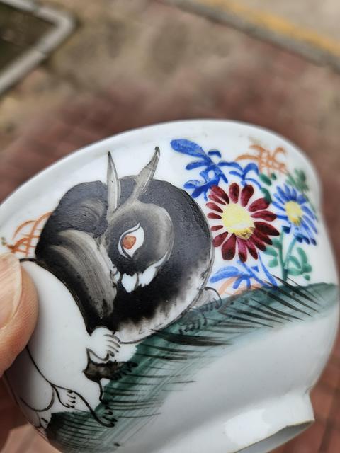 古玩陶瓷粉彩兔子紋碗真品鑒賞圖