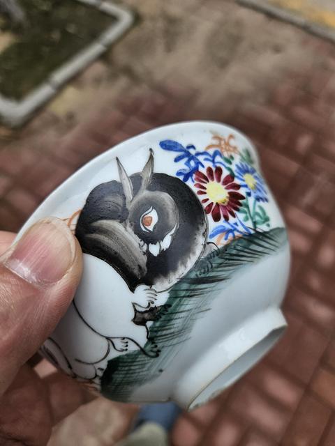 古玩陶瓷粉彩兔子紋碗真品鑒賞圖