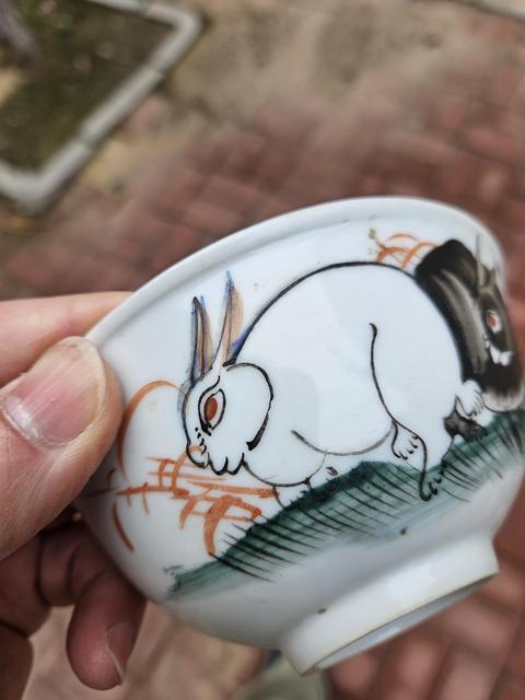 古玩陶瓷粉彩兔子紋碗真品鑒賞圖