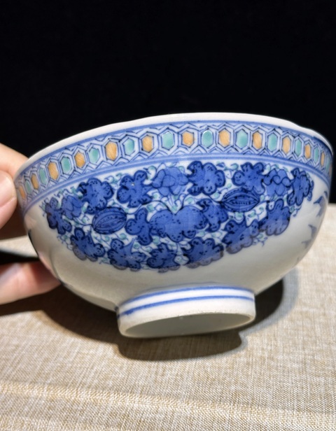 古玩陶瓷青花加彩花卉紋碗真品鑒賞圖