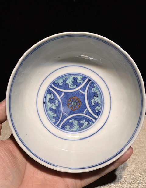 古玩陶瓷青花加彩花卉紋碗真品鑒賞圖