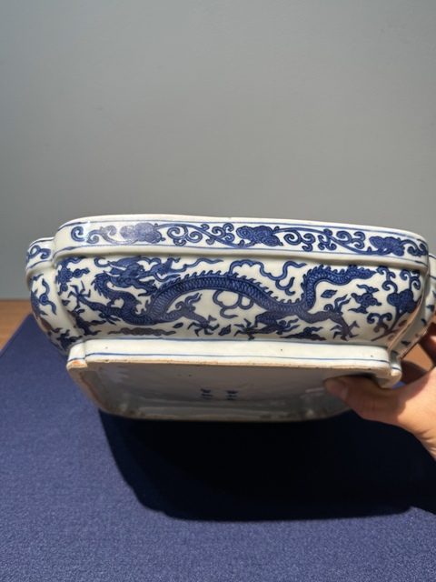古玩陶瓷明代萬(wàn)歷時(shí)期四方倭角青花龍紋捧盒真品鑒賞圖