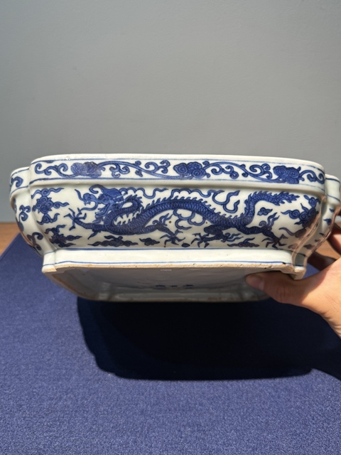古玩陶瓷明代萬(wàn)歷時(shí)期四方倭角青花龍紋捧盒真品鑒賞圖