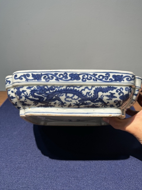 古玩陶瓷明代萬(wàn)歷時(shí)期四方倭角青花龍紋捧盒真品鑒賞圖