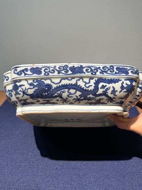 古玩陶瓷明代萬(wàn)歷時(shí)期四方倭角青花龍紋捧盒真品鑒賞圖