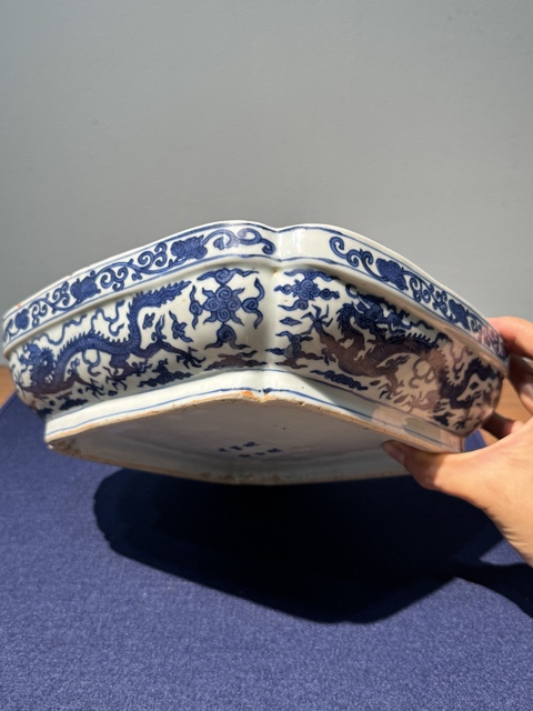 古玩陶瓷明代萬(wàn)歷時(shí)期四方倭角青花龍紋捧盒真品鑒賞圖
