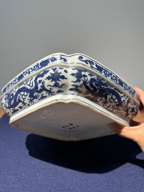 古玩陶瓷明代萬(wàn)歷時(shí)期四方倭角青花龍紋捧盒真品鑒賞圖