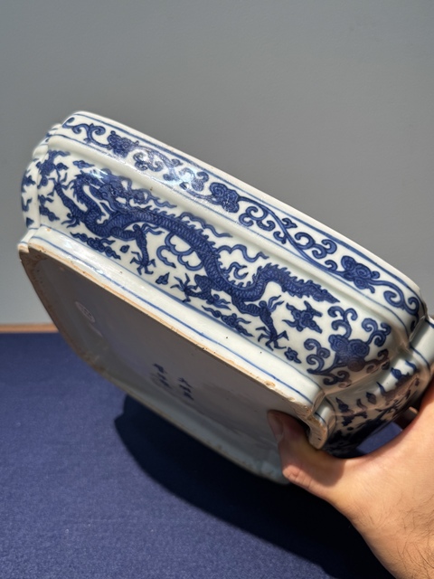 古玩陶瓷明代萬(wàn)歷時(shí)期四方倭角青花龍紋捧盒真品鑒賞圖