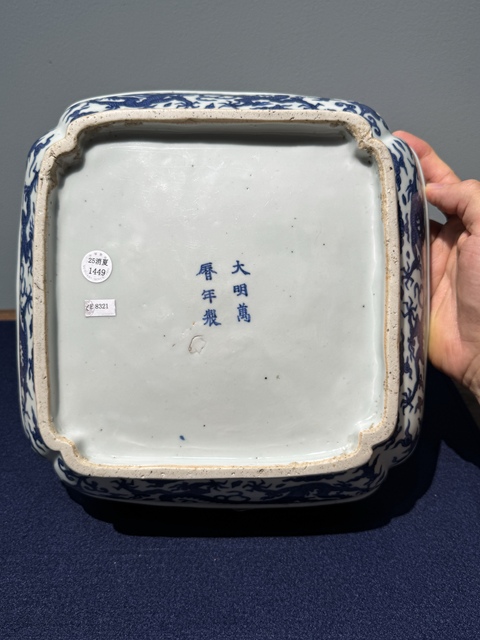 古玩陶瓷明代萬(wàn)歷時(shí)期四方倭角青花龍紋捧盒真品鑒賞圖