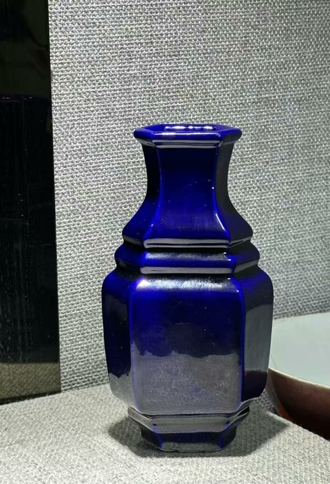 古玩陶瓷清中期霽藍釉四方瓶真品鑒賞圖