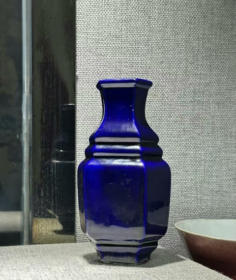 古玩陶瓷清中期霽藍釉四方瓶真品鑒賞圖