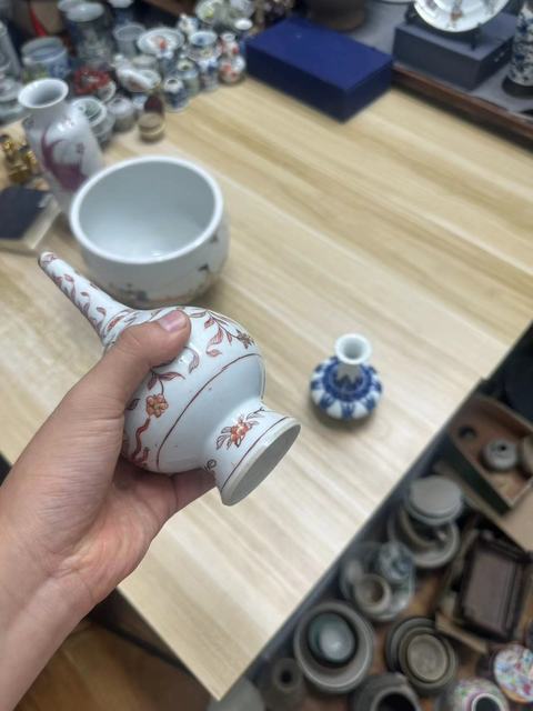 古玩陶瓷礬紅描金花卉紋香水瓶真品鑒賞圖