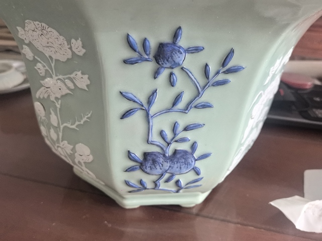 古玩陶瓷豆青釉青花玻璃白八方八足花盆真品鑒賞圖