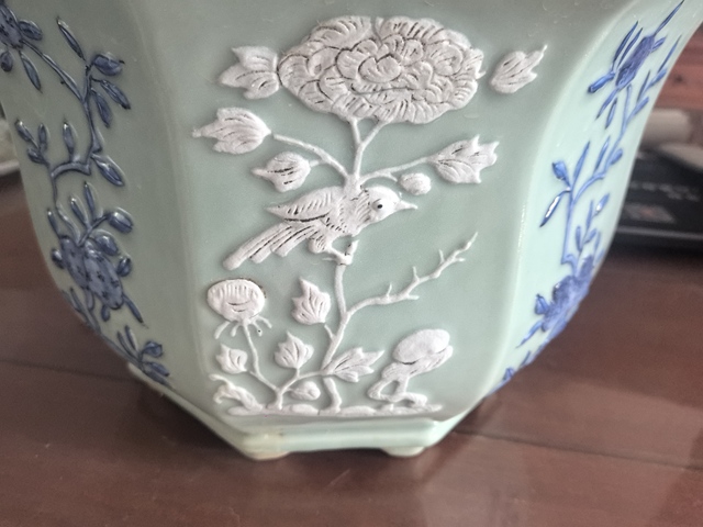 古玩陶瓷豆青釉青花玻璃白八方八足花盆真品鑒賞圖