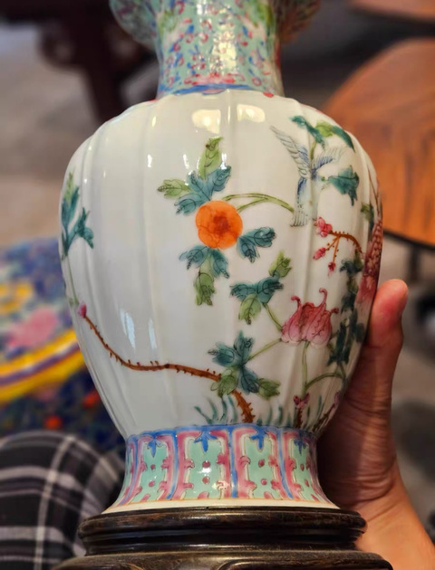 古玩陶瓷花卉紋粉彩瓶真品鑒賞圖