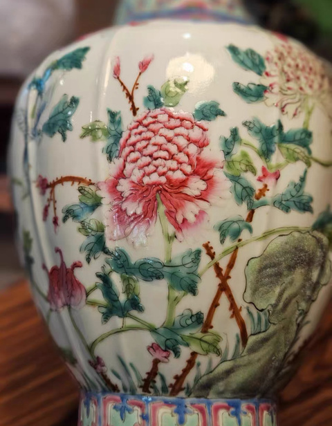 古玩陶瓷花卉紋粉彩瓶真品鑒賞圖