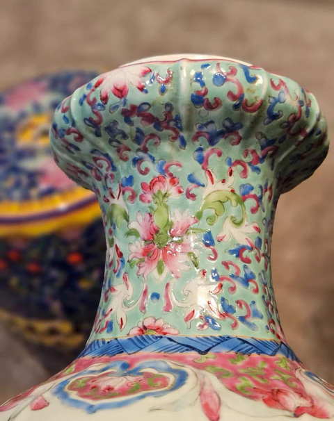 古玩陶瓷花卉紋粉彩瓶真品鑒賞圖