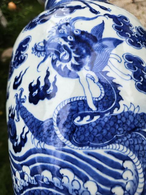 古玩陶瓷龍鳳紋青花瓶真品鑒賞圖