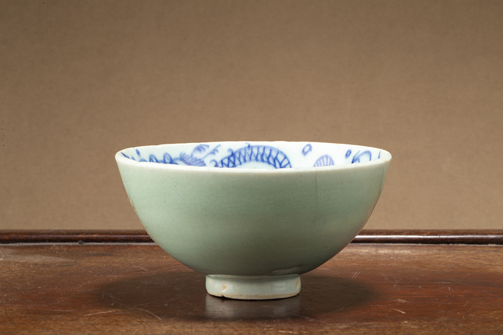 古玩陶瓷清中早·外豆青釉內青花云龍紋碗拍賣，當前價格0元