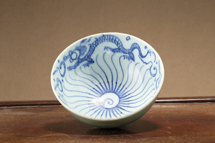 古玩陶瓷清中早·外豆青釉內青花云龍紋碗拍賣，當前價格0元