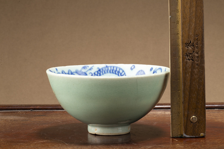 古玩陶瓷清中早·外豆青釉內青花云龍紋碗拍賣，當前價格0元