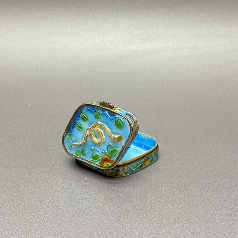 古玩陶瓷民國蛇紋銅胎畫琺瑯彩蓋盒真品鑒賞圖