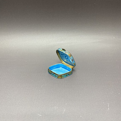 古玩陶瓷民國蛇紋銅胎畫琺瑯彩蓋盒真品鑒賞圖