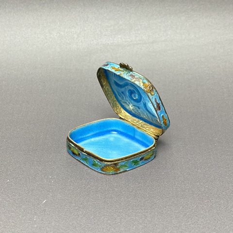 古玩陶瓷民國蛇紋銅胎畫琺瑯彩蓋盒真品鑒賞圖