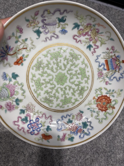 古玩陶瓷佛家八寶粉彩盤真品鑒賞圖