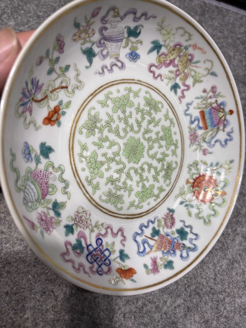 古玩陶瓷佛家八寶粉彩盤真品鑒賞圖