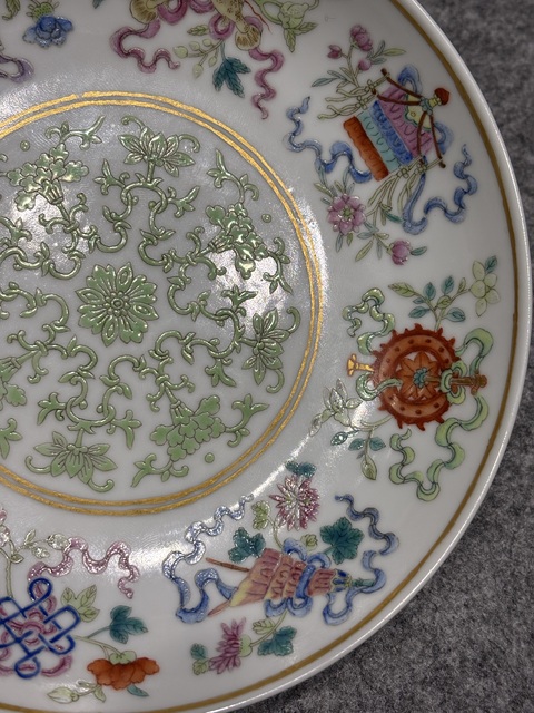 古玩陶瓷佛家八寶粉彩盤真品鑒賞圖