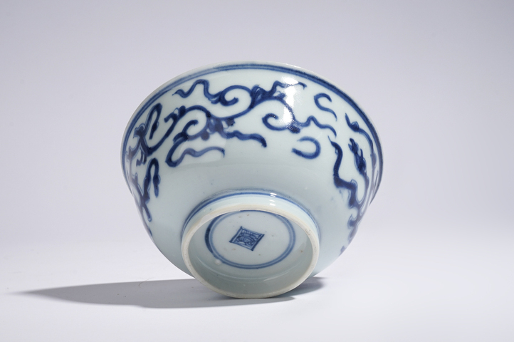 古玩陶瓷清雍正·青花夔龍紋碗真品鑒賞圖