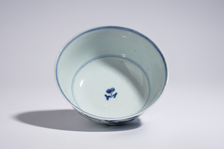 古玩陶瓷清雍正·青花夔龍紋碗真品鑒賞圖