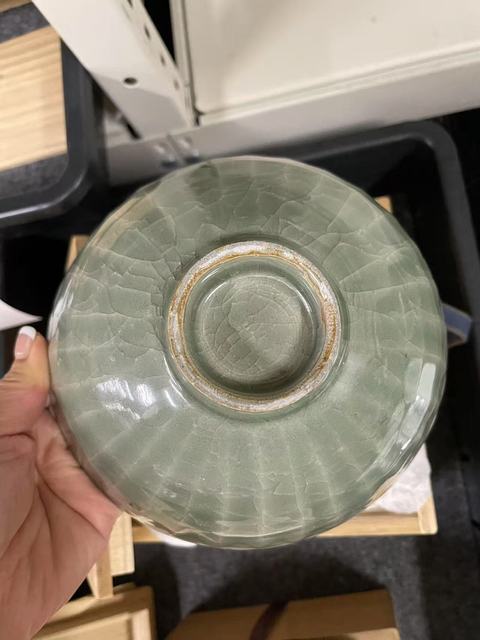 古玩陶瓷龍泉青瓷刻仰蓮紋碗真品鑒賞圖