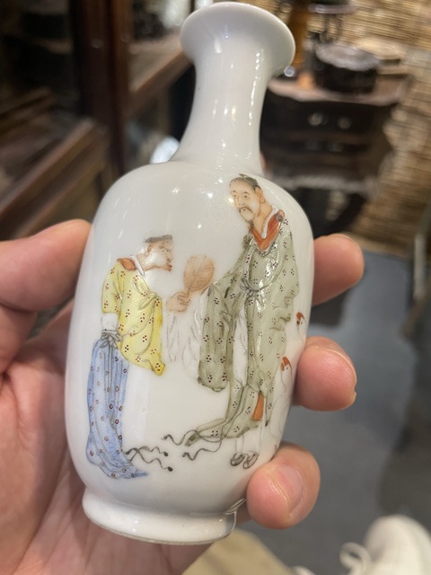 古玩陶瓷人物紋粉彩瓶真品鑒賞圖