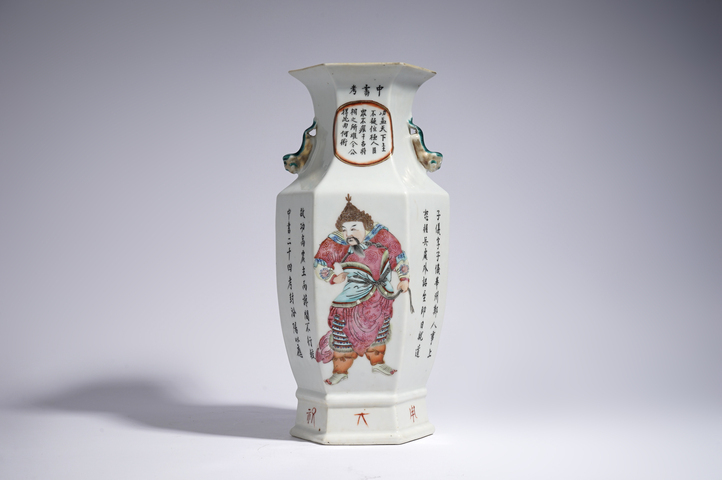 古玩陶瓷清中晚·粉彩無雙譜詩文獅耳六方瓶拍賣,當前價格58000元