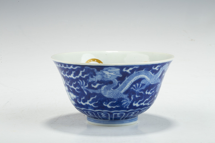 古玩陶瓷清嘉慶·青花留白趕珠龍紋茶碗真品鑒賞圖