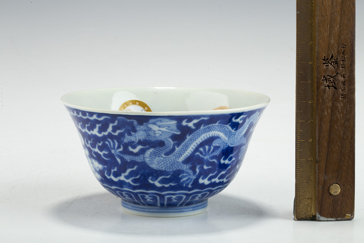 古玩陶瓷清嘉慶·青花留白趕珠龍紋茶碗真品鑒賞圖