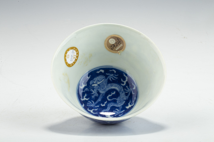 古玩陶瓷清嘉慶·青花留白趕珠龍紋茶碗真品鑒賞圖