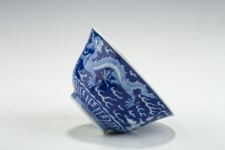 古玩陶瓷清嘉慶·青花留白趕珠龍紋茶碗真品鑒賞圖
