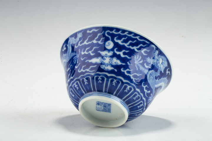 古玩陶瓷清嘉慶·青花留白趕珠龍紋茶碗真品鑒賞圖